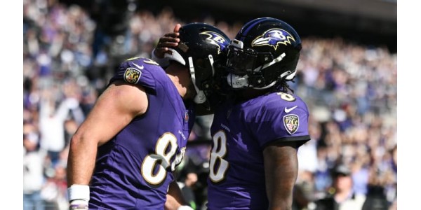 Los Baltimore Ravens usan cascos morados por primera vez en 30 años